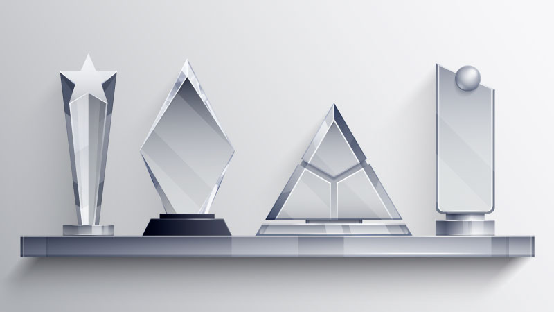 四个不同形状的透明水晶奖杯矢量素材