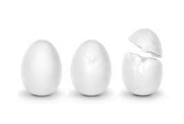 三个逼真的鸡蛋矢量素材